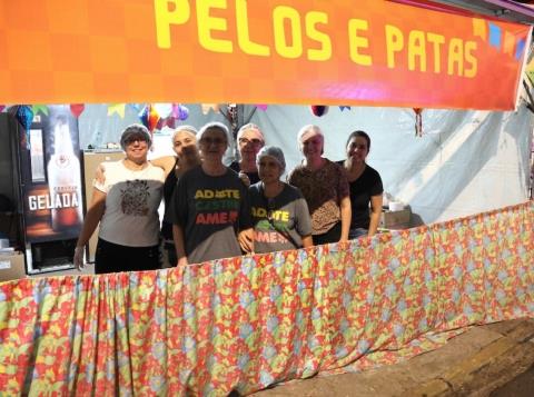 Fernanraiá: barraca da Pelos e Patas ajuda a salvar animais