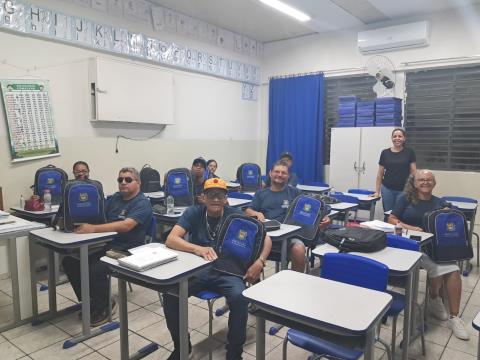 Alunos da EJA também receberam uniforme e kit escolar completo
