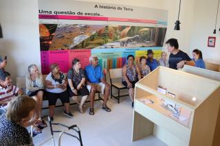 Idosos do Parque São Vicente de Paulo visitam Museu de Paleontologia