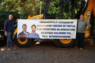 Fernandópolis recebe nova retroescavadeira para apoio aos produtores rurais
