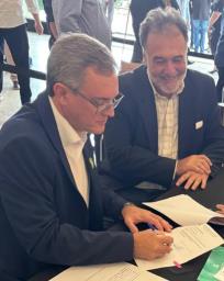 Prefeito assina convênio para trazer retroescavadeira