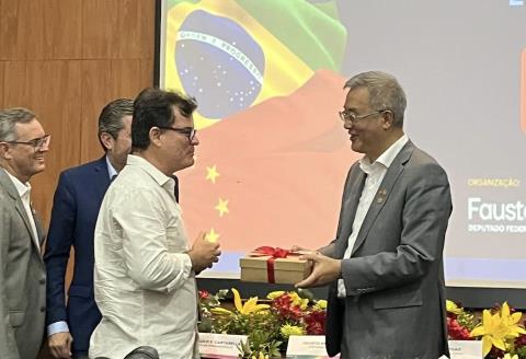 Presente do curador do Museu de Paleontologia de Fernandópolis é entregue ao Embaixador da China no Brasil