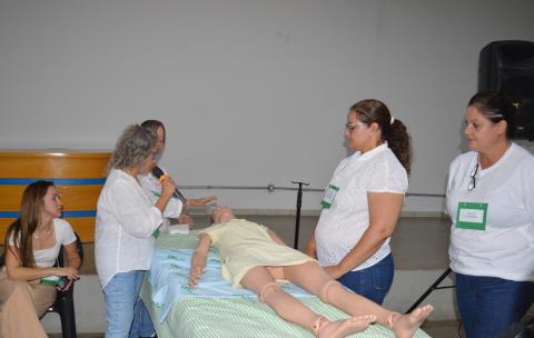 Familiares cuidadores recebem treinamento em Fernandópolis