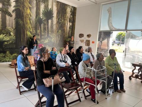 Idosos no museu
