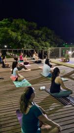 Projeto gratuito de Yoga cresce em Fernandópolis e transforma encontros na represa em tradição de saúde e bem-estar