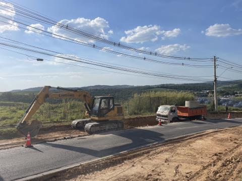 Estrada Joaquim Bueno Neto: obras avançam para mais um trecho com faixa adicional