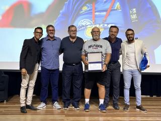 Aos 75 anos, professor Chinha se aposenta e recebe emocionante homenagem
