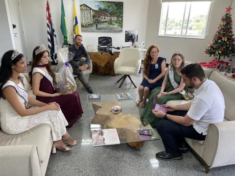 Corte da 18ª Expo Uva entrega convites a prefeitos da região