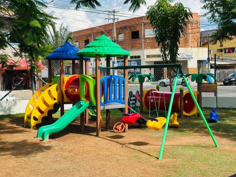 Prefeitura garante mais diversão e aprendizado a alunos da rede municipal com novos parquinhos infantis nas escolas