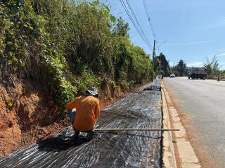 Depois de alargamento, Via Estevão Poli está recebendo novas calçadas