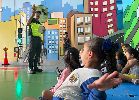 Alunos do CEMEB Aparecida Pickles visitam Minicidade do Demutran e aprendem sobre educação no trânsito