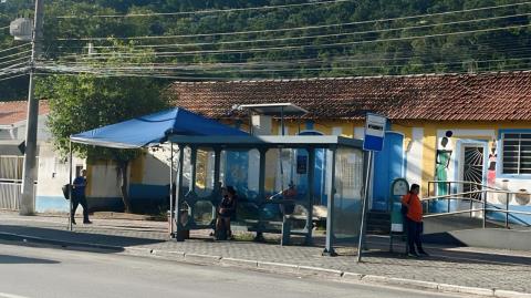 Prefeitura inicia substituição de ponto de ônibus em frente à Casa da Cultura