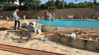 Mais melhorias na piscina: Novo deck coberto para os banhistas