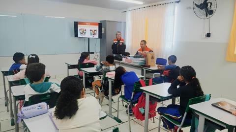 Defesa Civil na escola: mais de 100 alunos participam de palestras sobre queimadas