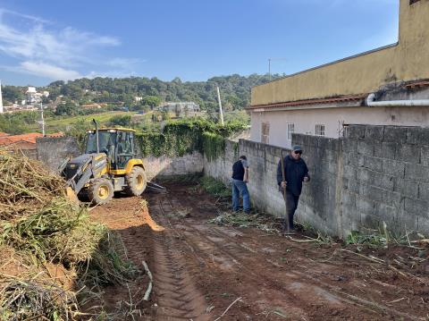 Prefeitura de Itupeva executa limpeza de terrenos particulares após notificações