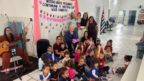 Alunos do CEMEB Neide Maria Viguetti Checchinato conhecem a patrona da escola em encontro especial