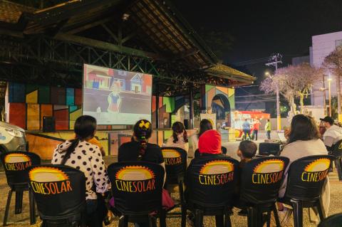 CineSolar, cinema ao ar livre movido a energia solar, exibe curtas e animação chinesa recorde de bilheteria em Itupeva com entrada e pipoca de graça