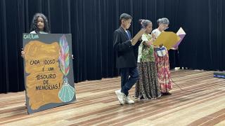 Chá das 10: Idosos do CCI prestigiam peça teatral apresentada por alunos da CEMEB Prof. Thereza Angelina Lourençon
