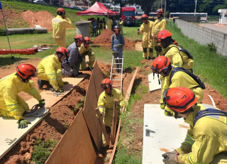 Bombeiros participam de treinamento para resgate de vítimas de soterramento em Itupeva