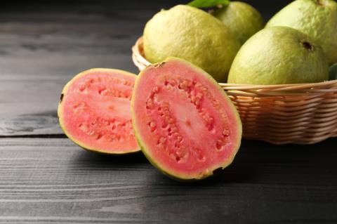 Goiaba vermelha volta ao cardápio da merenda escolar com produtos da agricultura familiar