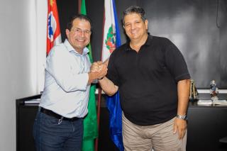Prefeito Marc&atilde;o Marchi transmite cargo ao vice Alexandre Mustaf&aacute; durante f&eacute;rias