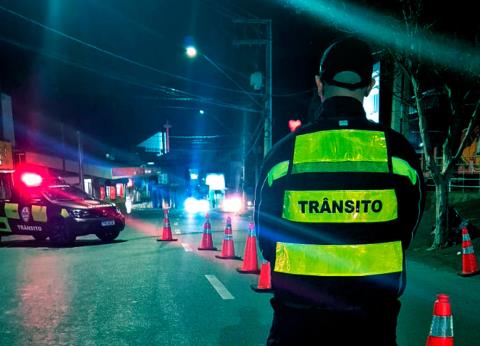 Itupeva intensifica combate à alcoolemia no trânsito com blitz noturna no centro