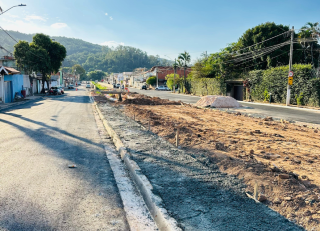 Córrego Piracatu: Pavimentação, guias e sarjetas da Avenida Dep. Ulysses Guimarães marcam fase final das obras