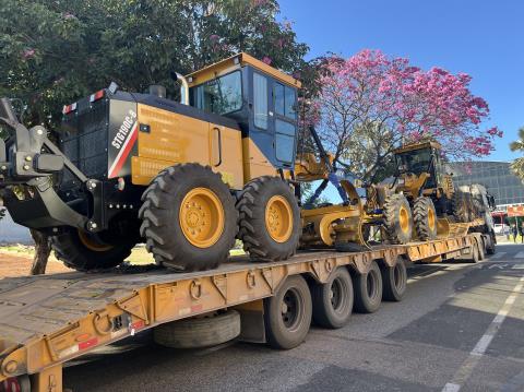 Prefeitura entrega duas novas máquinas "patrol" para reforçar serviços de infraestrutura na cidade