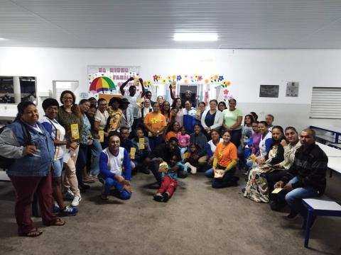 Palestra do Maio Laranja mobiliza alunos da EJA no CEMEB Victória Comodo Raymundo Fernandes