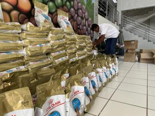 Prefeitura recebe doação de 1 tonelada de ração doada pela Royal Canin