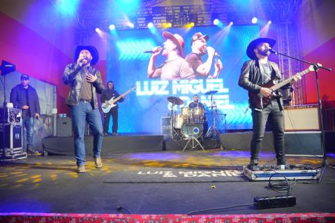 Arrastapé 2026 começa com muita animação, quadrilha profissional e show sertanejo