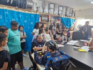 Crianças e adolescentes do CRAS Parque das Hortênsias visitam a APAE de Itupeva durante o Mês de Conscientização sobre a Luta da Pessoa com Deficiência