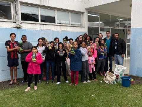 Oficina une educação ambiental e alimentação saudável no CRAS Hortênsias