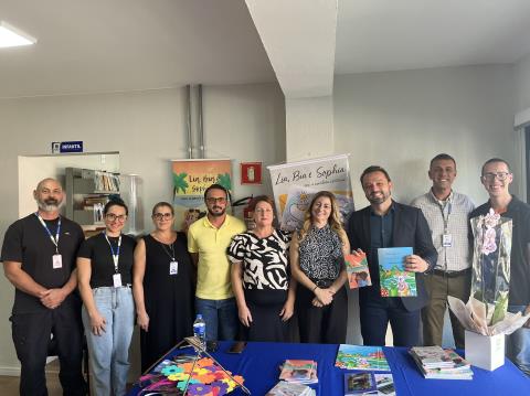 Biblioteca Municipal realiza tarde de autógrafos com a escritora Regiane Machado