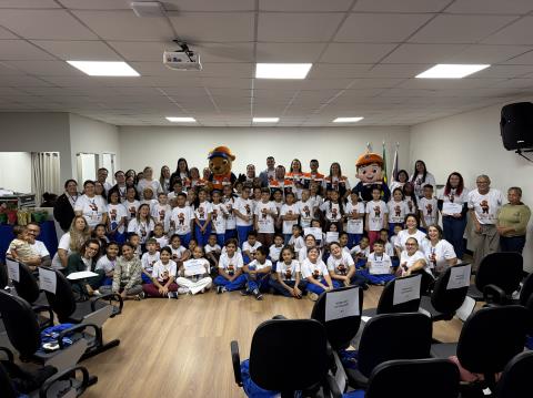 Defesa Civil na Escola: alunos concluem formação sobre prevenção de queimadas e escolhem novo mascote