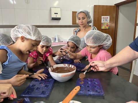Crianças e adolescentes do CRAS Hortênsias participam de Oficina de ovos de Páscoa