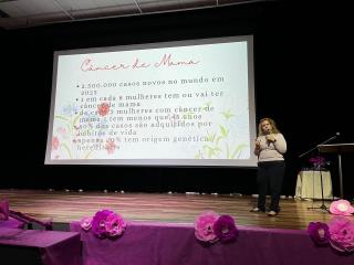 Outubro Rosa: palestra com mastologista da rede mobiliza mais de 100 mulheres