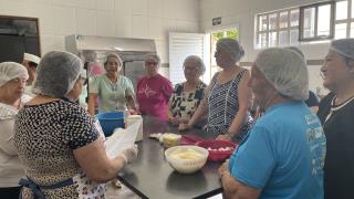 Oficina “Carinho que Alimenta” reúne idosos no CCI durante Festival Gastronômico e Turístico