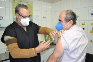 Prefeito toma vacina 01