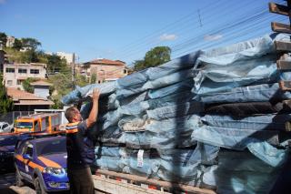 Solidariedade: Defesa Civil de Itabirito realiza doação de colchões para vítimas de tragédia no Rio Grande do Sul