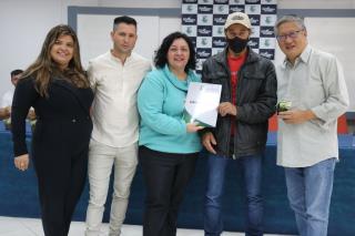 Dr Debora entrega escritura